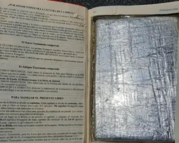 Mulher flagrada com cocaína escondida em Bíblia é presa em ônibus