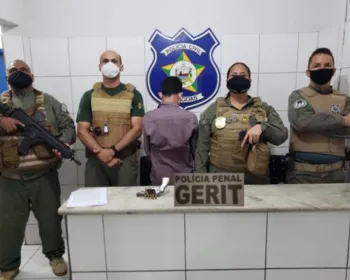Homem é preso em Maceió após tentar esconder arma de fogo na camisa
