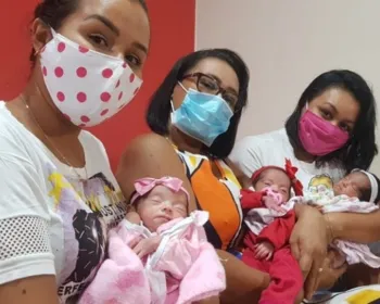 Mãe que esperava trigêmeas descobre quarta filha na hora do parto
