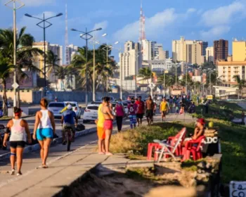 FASE AMARELA: Intensa circulação de pessoas é registrada na Praia do Sobral