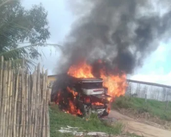 Carro pega fogo e fica completamente destruído em Porto Calvo