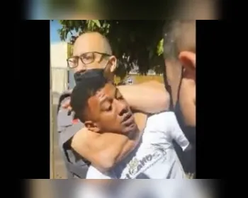 Vídeo: Jovem é enforcado e arrastado para fora de casa por policiais em SP