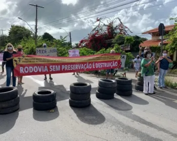 Moradores fazem manifestação para preservar área verde no bairro de Guaxuma 