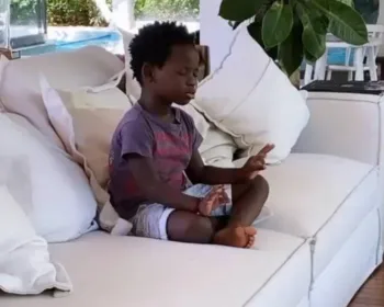 Giovanna Ewbank mostra o filho Bless meditando: "Para não ficar triste"