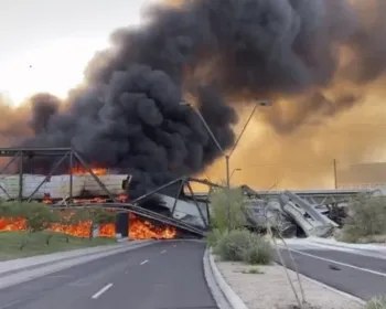 VÍDEO: Descarrilamento de trem causa incêndio e faz ponte desmoronar nos EUA
