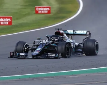 GP da Inglaterra: Hamilton vence de forma dramática após ter pneu furado
