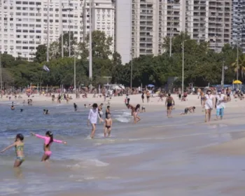Contra as regras da prefeitura, cariocas se aglomeram nas praias da capital