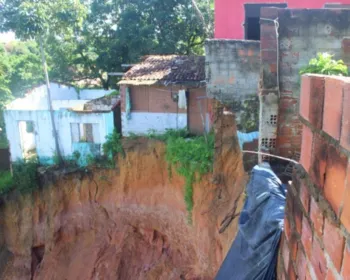 Cratera em encosta assusta e preocupa moradores no São Jorge, em Maceió