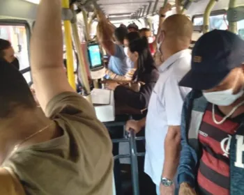 VÍDEO: Ônibus flagrado com excesso de passageiros é recolhido durante operação