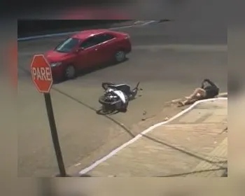 VÍDEO: Motociclista é arremessada após acidente e cai dentro de bueiro no Pará