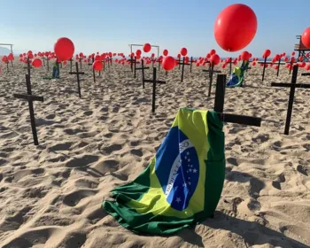 ONG prega cruzes em Copacabana pelos quase 100 mil mortes por Covid-19