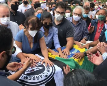 VÍDEO: Prefeito Rogério Teófilo é sepultado após cortejo fúnebre em Arapiraca