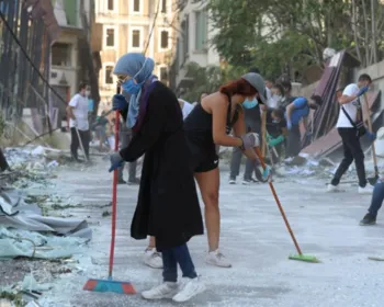 Vassouras se tornam símbolo de reconstrução de Beirute por moradores voluntários