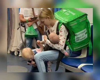 Foto de entregadora carregando duas filhas para o trabalho viraliza