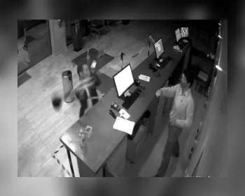 VÍDEO: Recepcionista de hotel é agredido por cliente ao medir temperatura