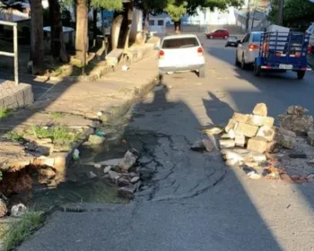 Crateras dificultam passagem de veículos e de pedestres no bairro do Bom Parto