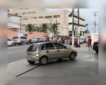 Taxistas protestam e bloqueiam a Rua Barão de Anadia, no Centro de Maceió