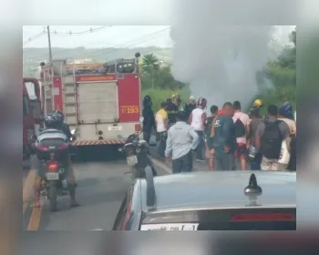 VÍDEO: Após colisão, motocicleta pega fogo e uma pessoa morre em Satuba 