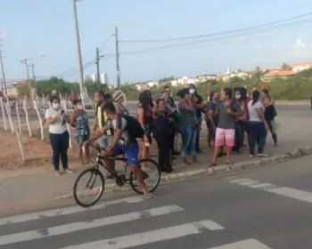 Moradores fecham Avenida Josefa de Melo e cobram linhas de ônibus