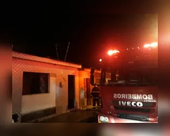 Incêndio em residência deixa mulher ferida no bairro de Chã da Jaqueira