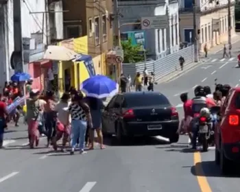 VÍDEO: Mulher é atropelada durante protesto por entrega de feiras nos presídios