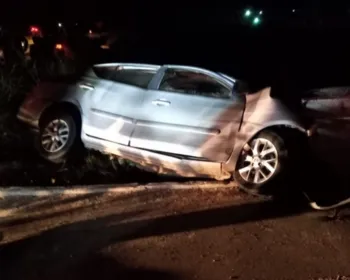 Mulher morre após carro colidir com mureta na Barra de São Miguel