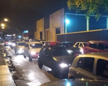 VÍDEOS: Familiares de reeducandos fecham avenida e trânsito fica congestionado