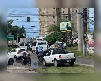 Moradores do Antares fecham avenida para cobrar pavimentação de ruas