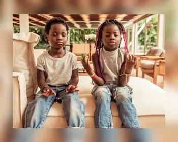 Xuxa e Sabrina Sato se encantam com filhos de Gio Ewbank meditando: 'Lindos'