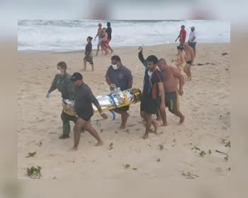 Duas pessoas são salvas e uma some no mar após afogamento na Barra de São Miguel