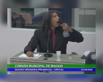 Após vídeo viralizar, vereador diz que não borrifou álcool na boca em sessão