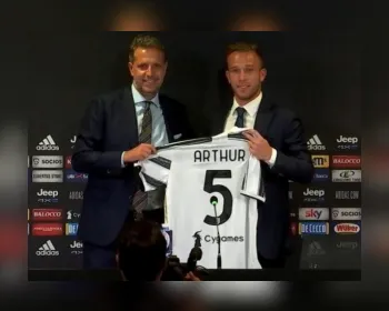 Arthur é apresentado na Juve e comemora chance de jogar com Cristiano Ronaldo
