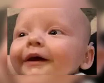 Comovente: bebê que nasceu surdo ouve os pais pela primeira vez