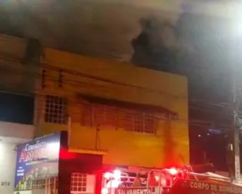 VÍDEO: Incêndio atinge segundo pavimento de edificação em Palmeira dos Índios