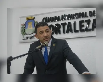 Vereador é detido após ser flagrado urinando em via pública, em Fortaleza