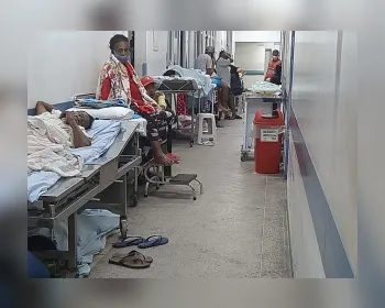 Vídeos mostram superlotação no HGE com pacientes em macas nos corredores
