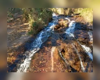 Adolescente morre ao cair de cachoeira com a mãe em MG