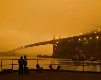 Fumaça de incêndios florestais escurece o céu na Califórnia