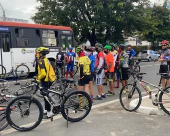 Ciclistas fecham parte da Av. Fernandes Lima pedindo retirada de tachões 