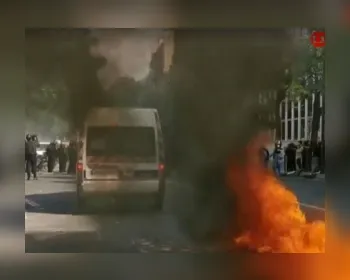 Polícia usa gás contra 'coletes-amarelos' e detém mais de 280 na França