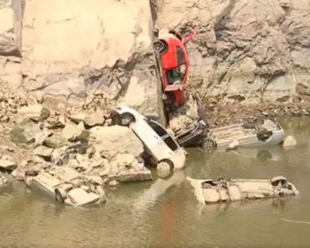 Nível de lago diminui e revela 15 carros em pedreira de SP