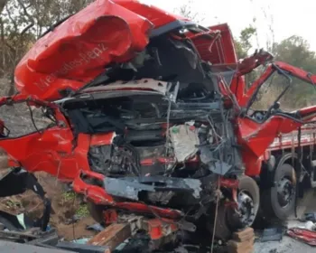Acidente entre caminhão e van deixa 12 mortos em estrada de MG