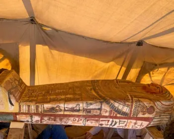 Egito anuncia descoberta de 14 sarcófagos com cerca de 2,5 mil anos em Saqqara