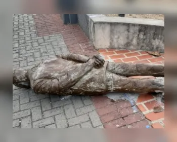 Estátua de Ariano Suassuna é alvo de vandalismo, no Recife