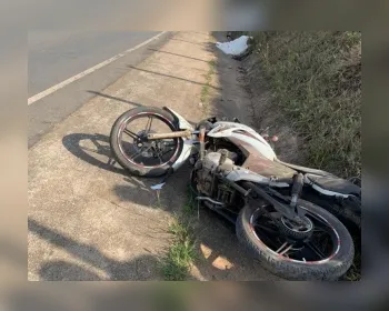 Motociclista morre após perder controle da direção e tombar no acostamento