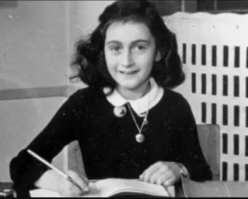 Marca de cosméticos é detonada por lançar blush inspirado em Anne Frank