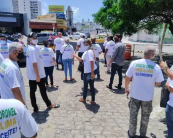 Familiares e amigos do tenente-coronel Rocha Lima protestam contra a prisão dele