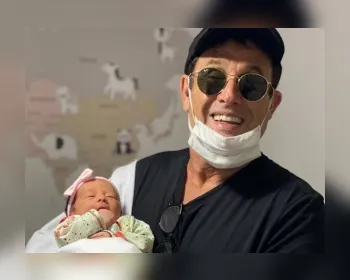 Sérgio Mallandro conhece neta recém-nascida e comemora: "Clube do vovô Yeh Yeh"