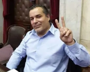 Deputado argentino que beijou seio da mulher em sessão virtual renuncia