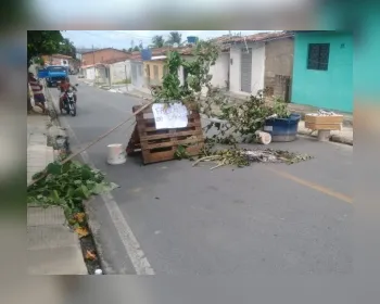 Moradores bloqueiam via em protesto por falta de água em Coqueiro Seco